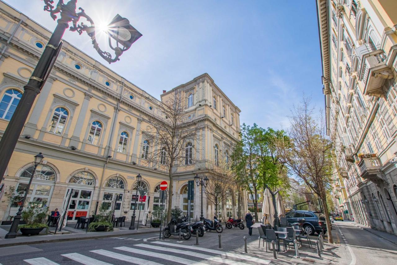 Casa Vacanze Al Teatro Trieste Bagian luar foto
