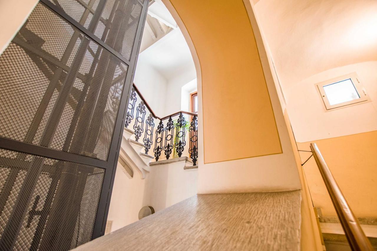Casa Vacanze Al Teatro Trieste Bagian luar foto