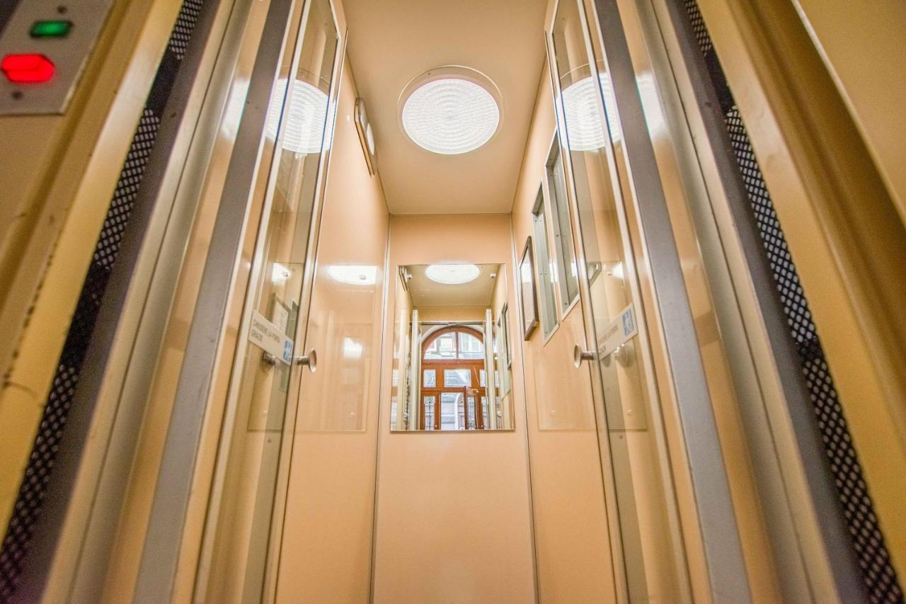 Casa Vacanze Al Teatro Trieste Bagian luar foto